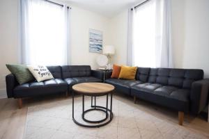 Fully renovated 3Bdr apt 1.5 block from the beach的休息区