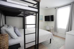 Fully renovated 3Bdr apt 1.5 block from the beach客房内的一张或多张床位