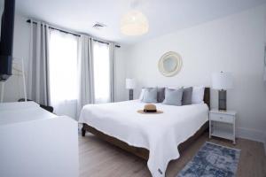 Fully renovated 3Bdr apt 1.5 block from the beach客房内的一张或多张床位
