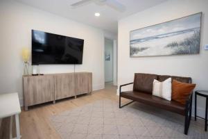 Fully renovated 3Bdr apt 1.5 block from the beach的电视和/或娱乐中心