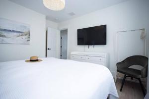 Fully renovated 3Bdr apt 1.5 block from the beach的电视和/或娱乐中心