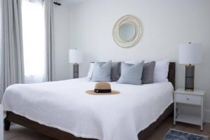 Fully renovated 3Bdr apt 1.5 block from the beach客房内的一张或多张床位