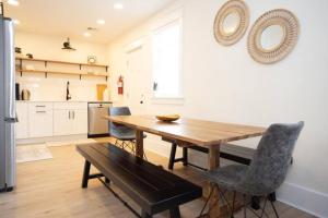 Fully renovated 3Bdr apt 1.5 block from the beach的厨房或小厨房