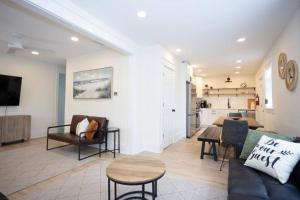 Fully renovated 3Bdr apt 1.5 block from the beach的休息区