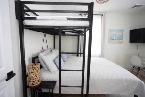 Fully renovated 3Bdr apt 1.5 block from the beach客房内的一张或多张床位