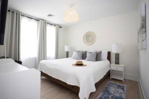 Fully renovated 3Bdr apt 1.5 block from the beach客房内的一张或多张床位