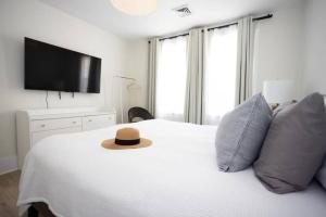 Fully renovated 3Bdr apt 1.5 block from the beach客房内的一张或多张床位