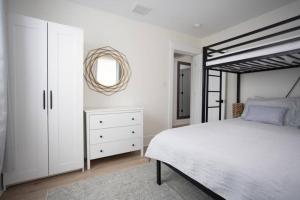 Fully renovated 3Bdr apt 1.5 block from the beach客房内的一张或多张床位