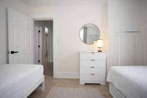 Fully renovated 3Bdr apt 1.5 block from the beach客房内的一张或多张床位
