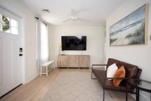Fully renovated 3Bdr apt 1.5 block from the beach的电视和/或娱乐中心
