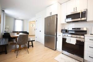 Fully renovated 3Bdr apt 1.5 block from the beach的厨房或小厨房