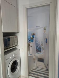 a washing machine in a room with a view of the ocean at Sitges Richard Team019 España in Sant Pere de Ribes
