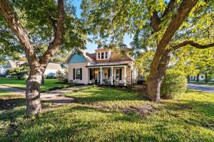 een huis met bomen ervoor bij Escape To Willow Springs Inn, Cozy Home Wa View 