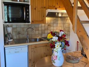 Kuchyňa alebo kuchynka v ubytovaní Appartement spacieux à Châtel proche centre, 7 couchages, balcon sud, parking, Multi Pass inclus! - FR-1-693-58 + 8 fotografií