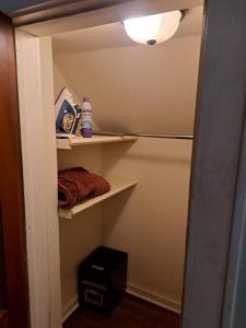 einen kleinen Schrank mit Regalen und einem Kühlschrank in der Unterkunft Magnolia Place on Main in Florence