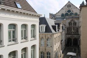 un callejón entre dos edificios en una ciudad en Antwerp White House, en Amberes