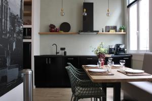 Una cocina con una mesa con dos sillas y una mesa para comer. en Antwerp White House, en Amberes