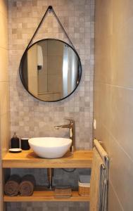 Un baño con un lavabo blanco y un espejo. en Antwerp White House, en Amberes 24 fotos más