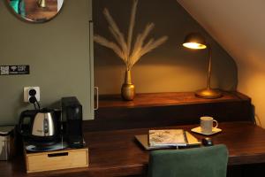 Un escritorio con una cafetera y una lámpara encima. en Antwerp White House, en Amberes