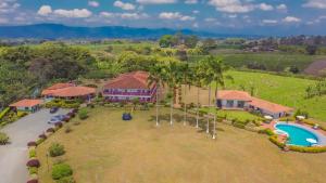 Басейн в Hotel Arrayanes del Quindío або поблизу