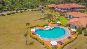 Басейн в Hotel Arrayanes del Quindío або поблизу