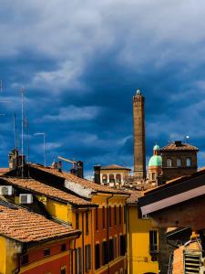 - Vistas a los tejados de una ciudad con torre en Healthy Flat Bologna, en Bolonia