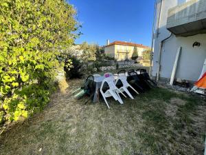 a group of tables and chairs in a yard at La Maison de Juliette in Le Puy en Velay