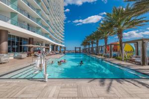 Piscina de la sau aproape de 2 BR Beach condo ocean views at Hyde MIiami