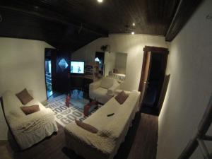 Vendela sobe في بانيا لوكا: غرفة معيشة مع أريكة وغرفة معيشة مع تلفزيون