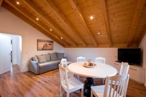 ein Wohnzimmer mit einem Tisch und einem Sofa in der Unterkunft Ferienwohnung Hofmann in Kiefersfelden