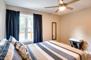Schlafzimmer mit einem Bett und einem Deckenventilator in der Unterkunft Sunrise Beach Home on the Lake of the Ozarks! in Sunrise Beach