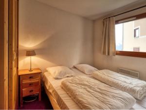 a bedroom with two twin beds and a window at Appartement Morillon 1100, 5 pièces, 10 personnes - FR-1-642-4 in Morillon