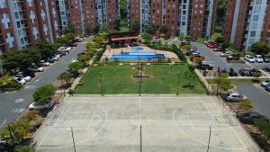 Výhľad na bazén v ubytovaní Cali Piso 3 Sector Valle Del Lili Apartamento Acogedor alebo v jeho blízkosti