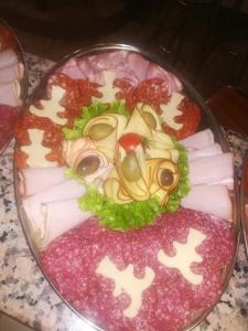 un plato de comida con un carácter en él en Vendela sobe, en Banja Luka
