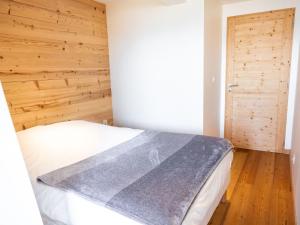 Una cama o camas en una habitación de Chalet Huez, 5 pièces, 8 personnes - FR-1-645-14