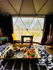 a tray of food on a table in a tent at Aconchego no Domo com Ofurô 7,5km centro Águas de Lindoia com CORTESIA in Águas de Lindóia