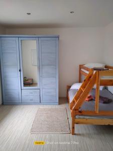 een slaapkamer met een stapelbed en een kast bij Senlejas Apartamenti in Ogre