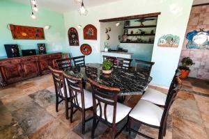 Casa Vista Espetacular de Búzios في بوزيوس: غرفة طعام مع طاولة وكراسي