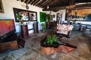 Casa Vista Espetacular de Búzios في بوزيوس: غرفة معيشة فيها تلفزيون كبير وطاولة