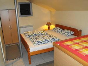 Dormitorio pequeño con 2 camas y lámpara en Vendela sobe, en Banja Luka