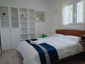 - une chambre dotée d'un lit avec des draps blancs et bleus dans l'établissement Large yard, large lawn, independent villa, à Llíria