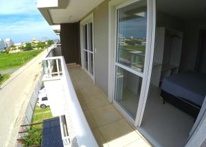 balcón con vistas a 1 dormitorio y 1 cama en Costa do Sol Residencial, en Bombinhas