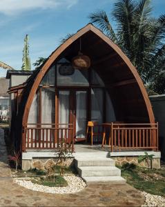 une petite maison avec un grand accès voûté dans l'établissement HIMA Bungalows, à Lagudri