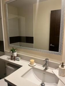 La salle de bains est pourvue d'un lavabo et d'un grand miroir. dans l'établissement Departamento en brasil, à Rio de Janeiro