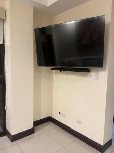 TV de pantalla plana colgada en la pared en Departamento en brasil en Río de Janeiro