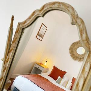 - une chambre avec un grand lit et un cadre en bois dans l'établissement Paddock Prestige by La Boîte En Plus, à Chantilly