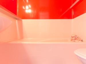 een badkamer met een wit bad en een toilet bij Studio Les Arcs 1800, 1 pièce, 5 personnes - FR-1-346-420 in Arc 1800