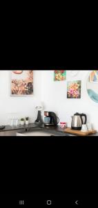 eine Küchentheke mit Töpfen und Pfannen und Bildern an der Wand in der Unterkunft 3 FLOOR OLD CITY 3 in Istanbul + 6 Fotos