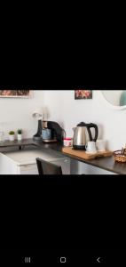 eine Küchentheke mit Töpfen und Pfannen darauf in der Unterkunft 3 FLOOR OLD CITY 3 in Istanbul