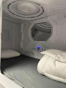 une chambre avec un lit dans un avion dans l'établissement Galactic Star Wars Sleep Pods For Eight With Pool, à Pacific